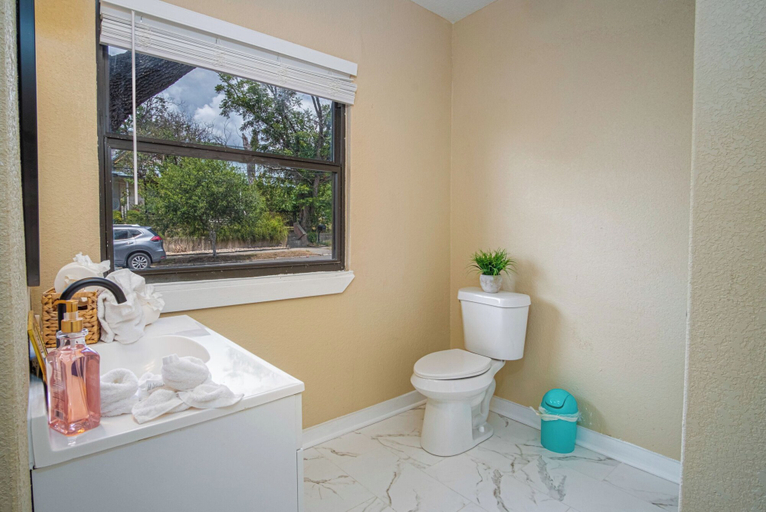 Bathroom 3, Modern Living 3br/2ba Close to Amazing Downtown, Bexar