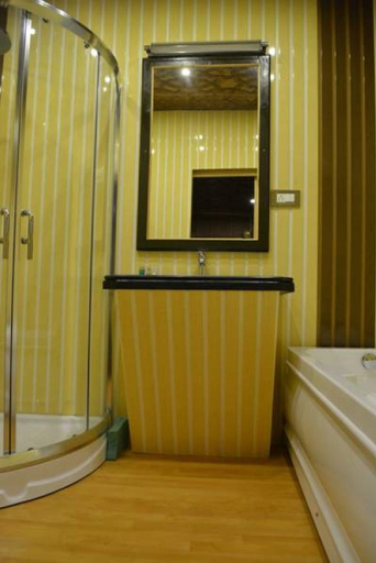 Others 5, New York Houseboat, Srinagar