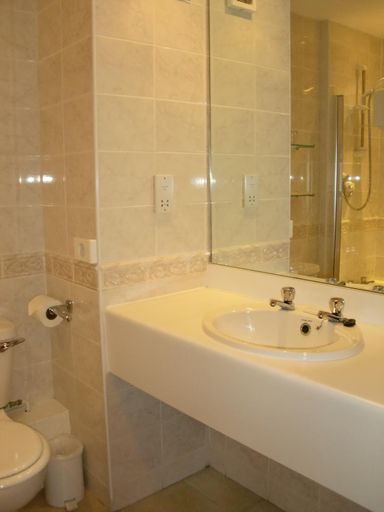 Bathroom 3, The Devil's Punchbowl Hotel, Surrey