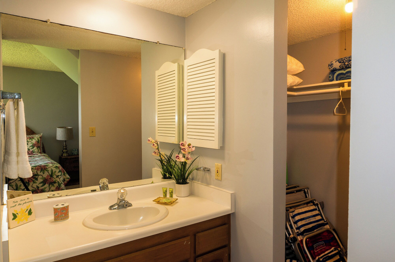 Bathroom 4, Sealodge J9, Kauai
