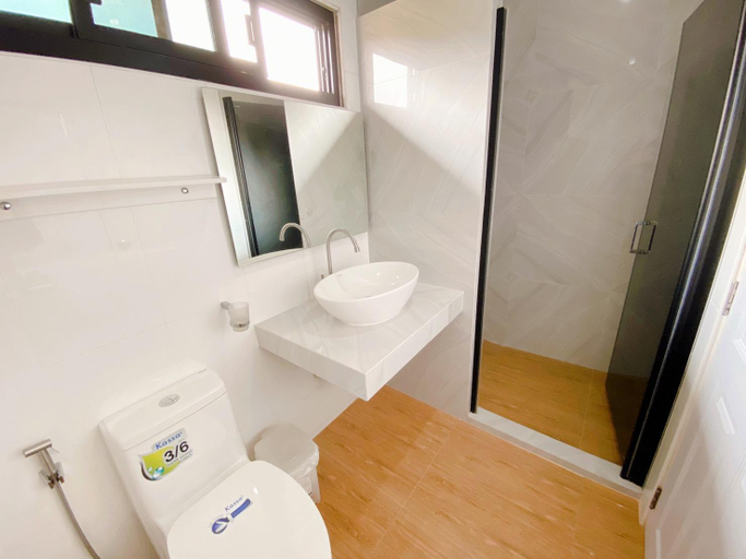 Bathroom 16