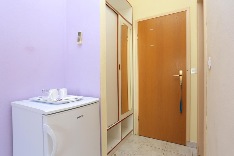 Bathroom 2, Twin Room Marina 5953a, Marina