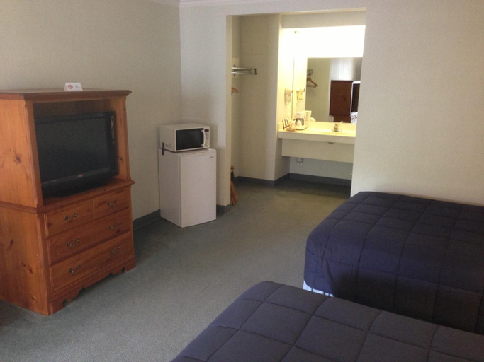 Bedroom 3, Fontana Village Inn, Walworth