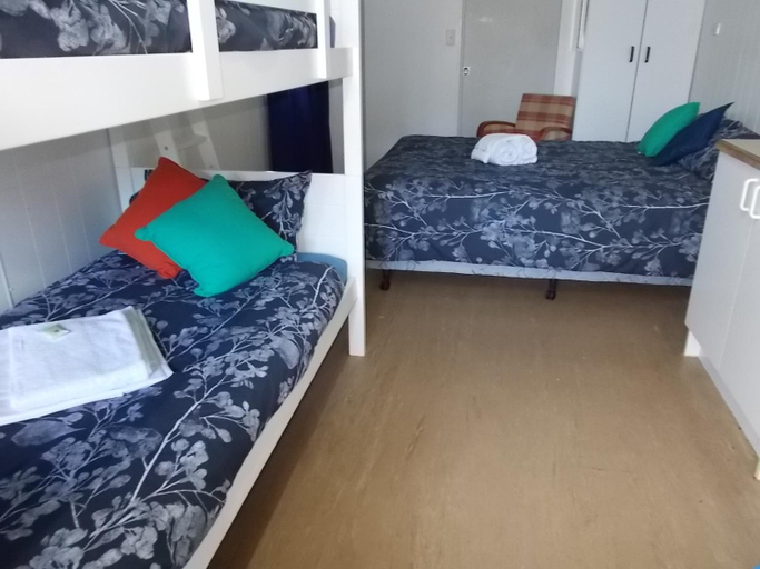 Bedroom 4, Oakridge Motel Tourist Park, Jondaryan - Pt B