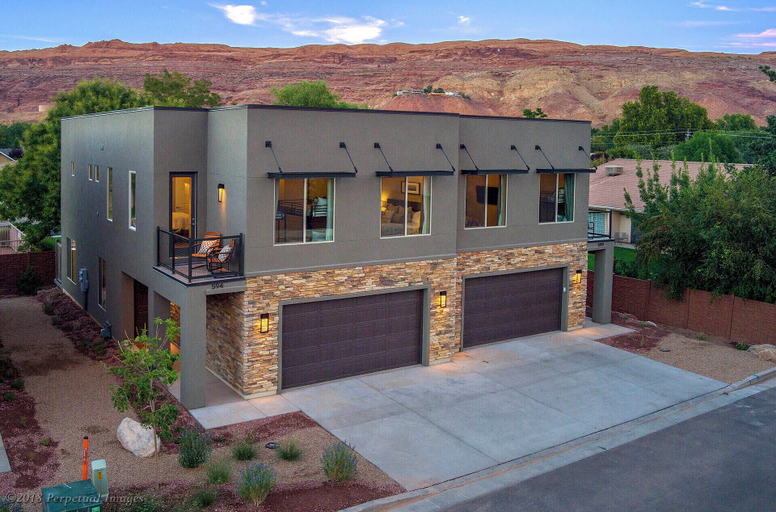 Exterior & Views