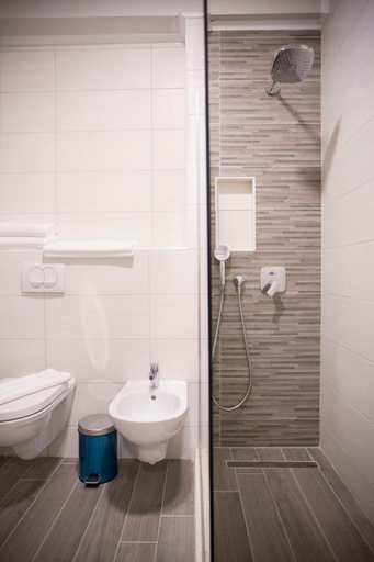 Bathroom 3, Hotel Ulliri & SPA-KASMI