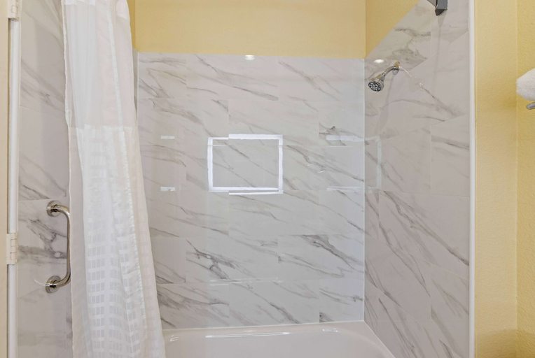 Bathroom 5, Days Inn & Suites by Wyndham Euless DFW Airport South, Fort Worth