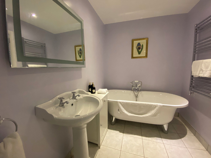 Bathroom 3, Ballyscullion Park Courtyard Cottages, Mid Ulster