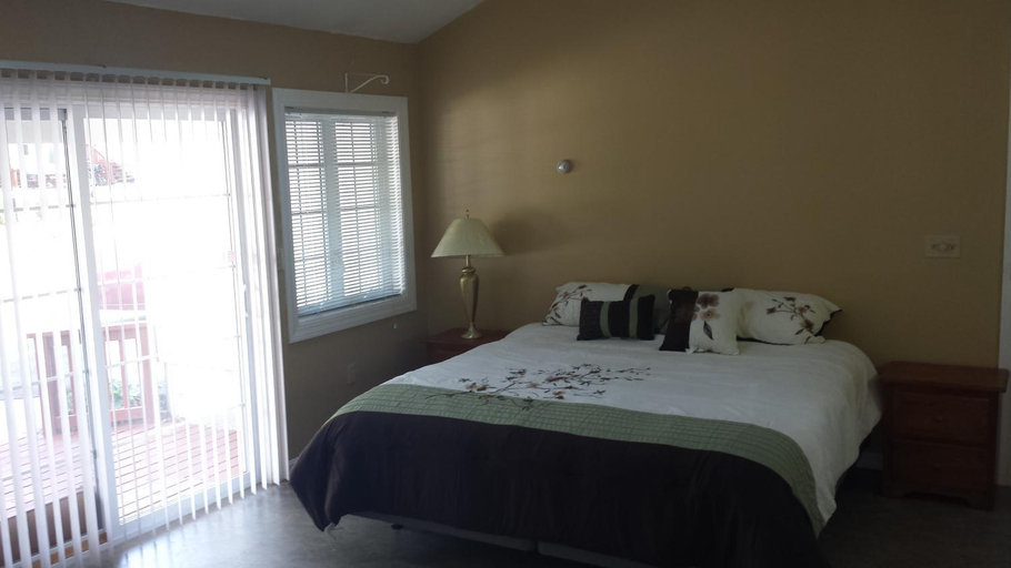 Bedroom 3, Weirs Beach Motel & Cottages, Belknap