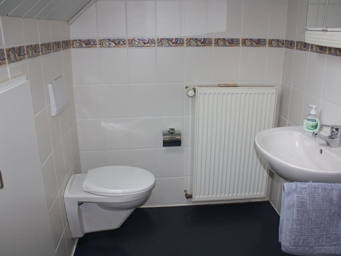 Bathroom 3, Charmante Ferienwohnung mit Garten in Huddingen, Waldeck-Frankenberg