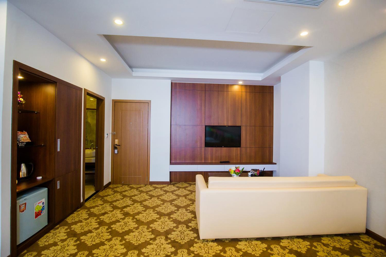 Others 5, Grand Hotel, Hòa Bình