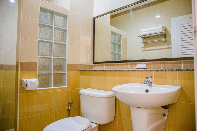 Bathroom, Monrawee Pavilion Resort, Muang Phitsanulok