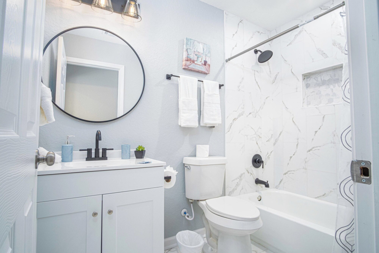 Bathroom 3, Comfortable 5br/2.5ba Family Home Near Riverwalk, Bexar