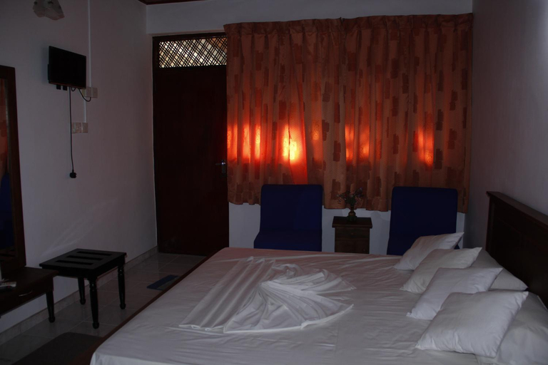 Bedroom 2, Lake Side Tourist Inn, Thissamaharama