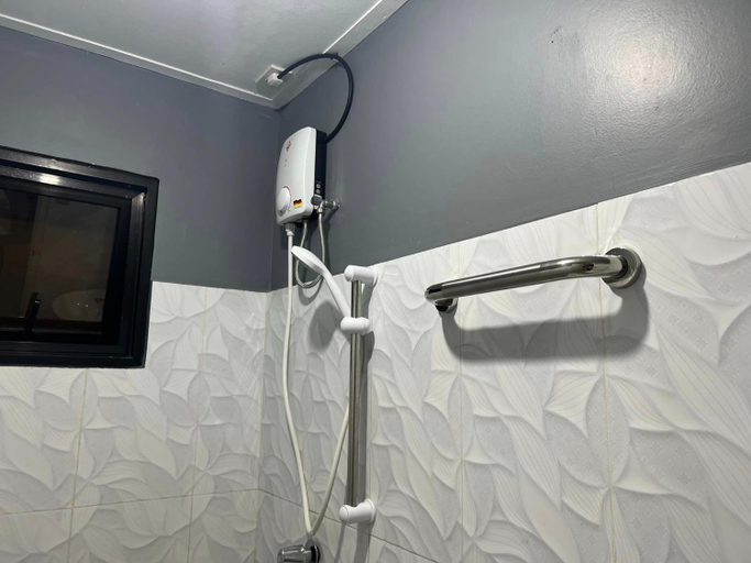 Bathroom 3, P3K Suites Comfortable and Convenient Budget Hotel, Manila City