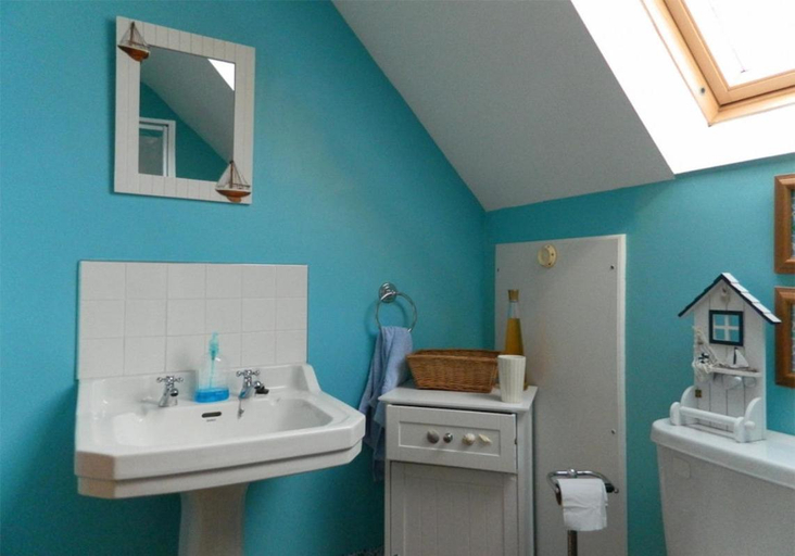 Bathroom, Castle Cottage By The Beach