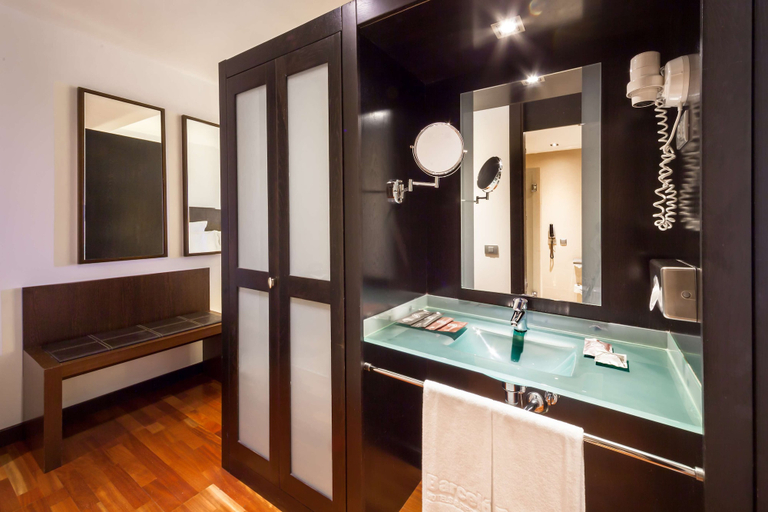 Bathroom 5, Occidental Aranjuez, Madrid