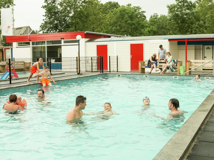 Pool, Nice Chalet with Microwave near Wadden Sea, Franekeradeel
