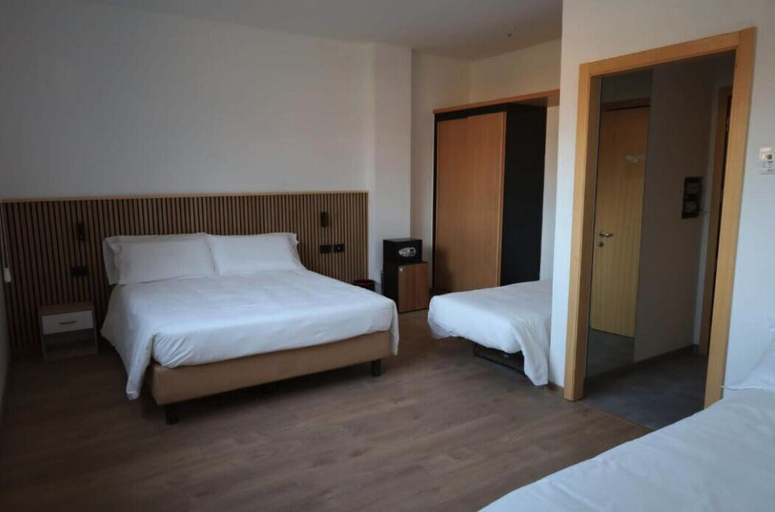 Bedroom 3, Moon Palace Hotel, Milano