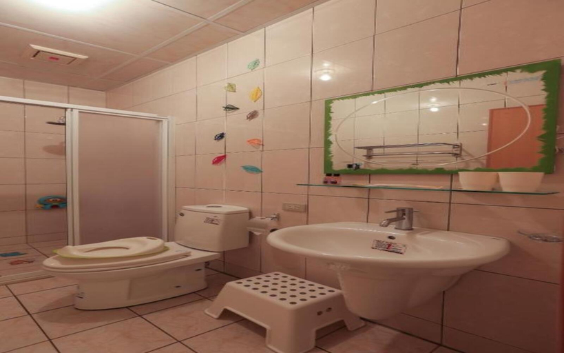 Bathroom 3, Family Central, Tainan