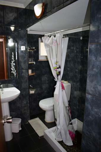 Bathroom 3, Residencia Machado, Horta