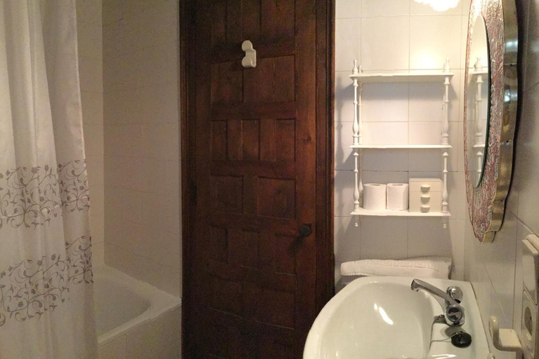 Bathroom 4, Mas Pardas, Girona