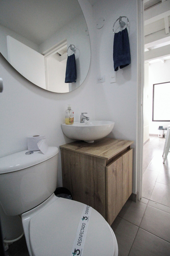Bathroom 3, Manila by Roots Rentals, Medellín