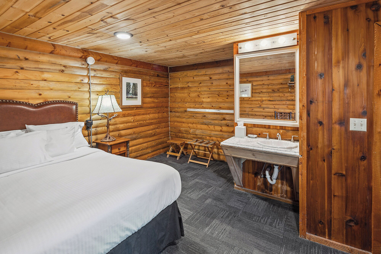 Bedroom 2, Denali Crow's Nest Cabins, Denali
