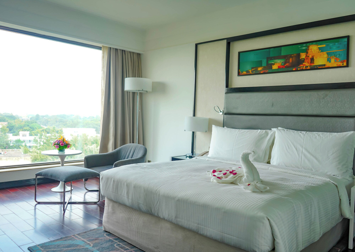 Bedroom 5, Crowne Plaza PUNE CITY CENTRE by IHG, Pune