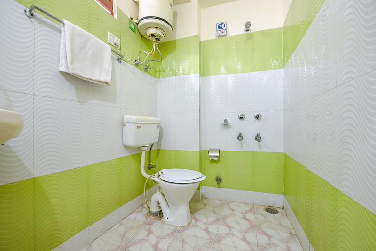 Bathroom, Fabhotel Hadimba Heights, Kullu