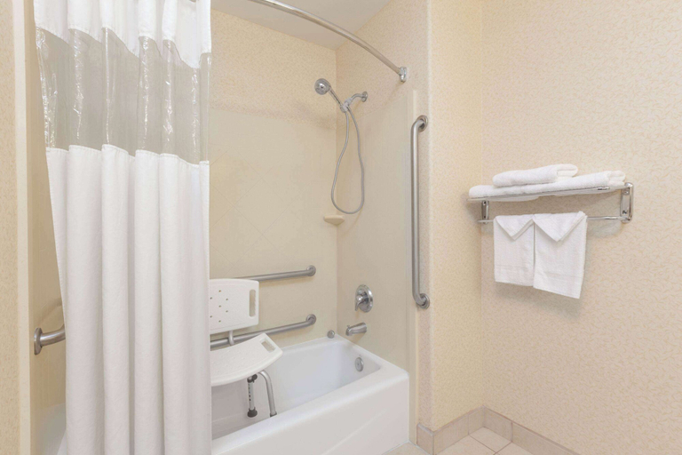 Bathroom 5, Howard Johnson by Wyndham Bakersfield, Kern