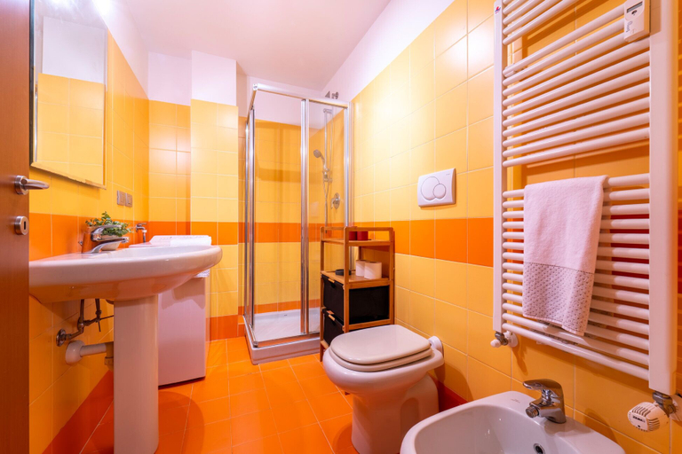 Bathroom 2, San Giovanni Orange Studio by Wonderful Italy, Como