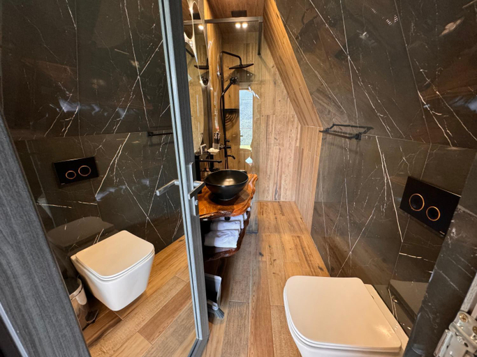 Bathroom 3, Lost in Sky
