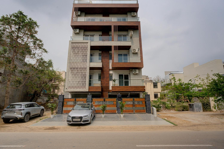 Exterior & Views