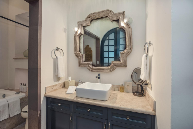Bathroom 4, Casa Delphine, Allende