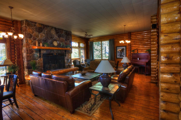 Public Area 2, Overlander Mountain Lodge, Division No. 14