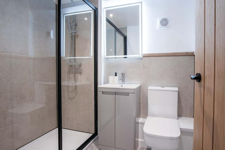 Bathroom 3, The Lobster Pot - 1 Bedroom Apartment - Tenby, Pembrokeshire