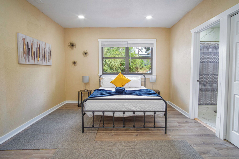Bedroom 2, Modern Living 3br/2ba Close to Amazing Downtown, Bexar