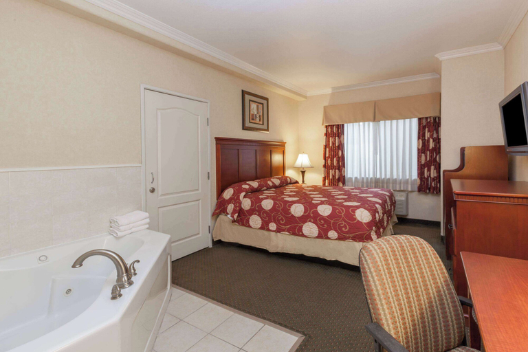 Bedroom 2, Howard Johnson by Wyndham Bakersfield, Kern