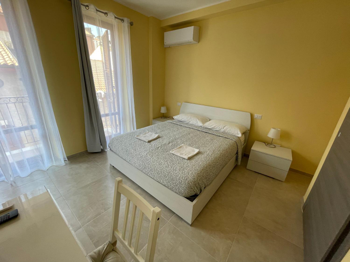 Others 4, B&B Le Rose, Fermo