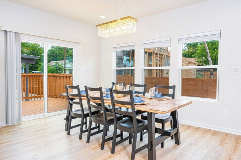 Others 4, Stunning Elegance 4br/2.5 BA Near Vibrant Downtown, Bexar