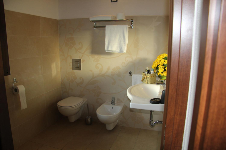 Bathroom 1, Agliado, Sassari