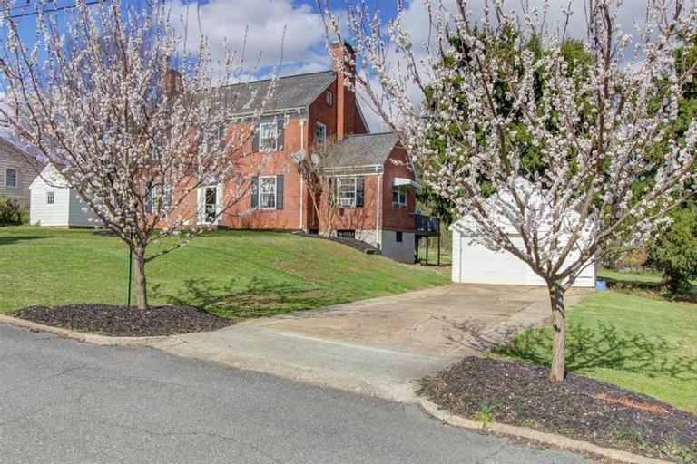 Home Sweet Home Suite #3, near Liberty University, and Lynchburg Hospital, Deluxe Queen Size Bedroom, Lynchburg