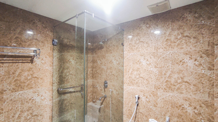 Bathroom 4, Simple And Relaxing 1Br At Grand Sungkono Lagoon Apartment, Surabaya