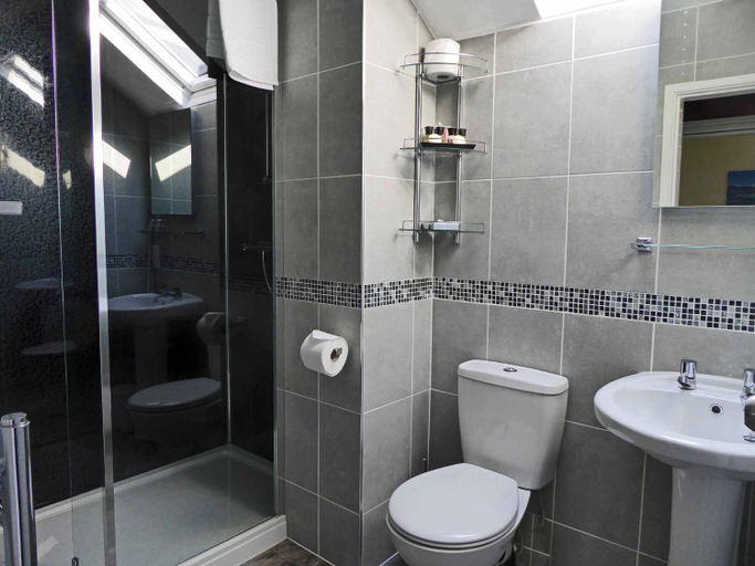 Bathroom 3, Bryn Melyn Apartments, Gwynedd