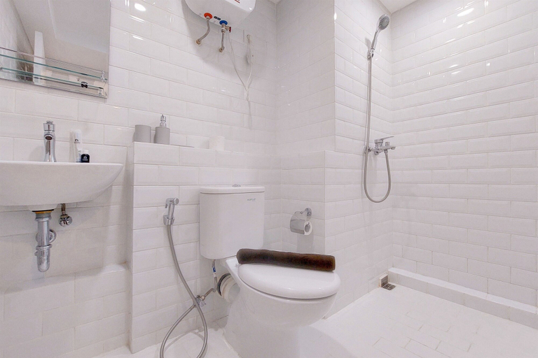 Bathroom 3, Well Designed Studio Loft At Kingland Avenue Apartment, Tangerang