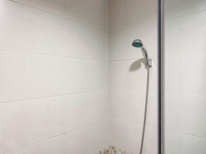 Bathroom 2, Minimalist And Cozy Studio Tamansari Iswara Apartment, Bekasi