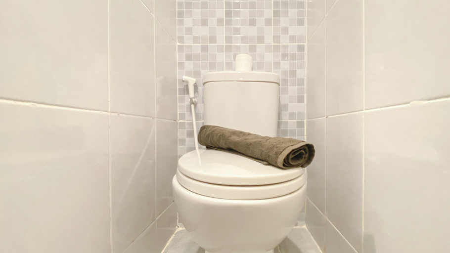 Bathroom 5, Cozy Stay Studio At Tokyo Riverside Pik 2 Apartment, Tangerang