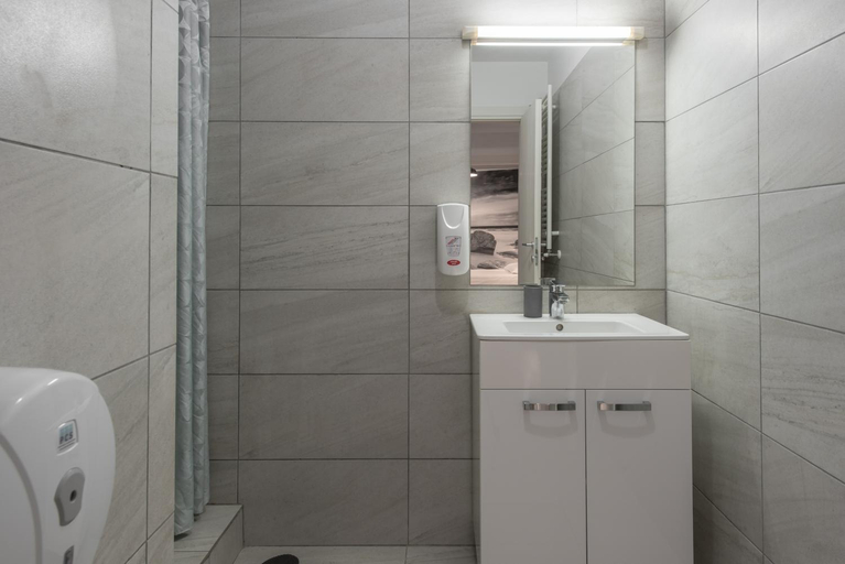 Bathroom 2, Bucharest Central Apartments - Shabbat Friendly, Municipiul Bucuresti