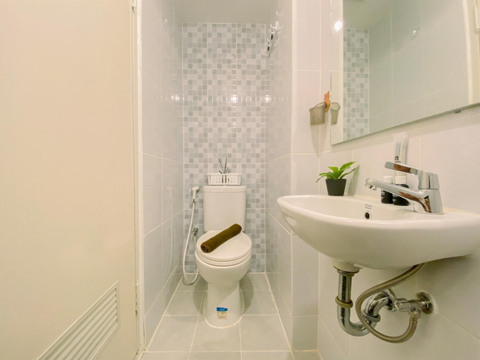 Bathroom 5, Simply And Restful Studio At Tokyo Riverside Pik 2 Apartment, Tangerang